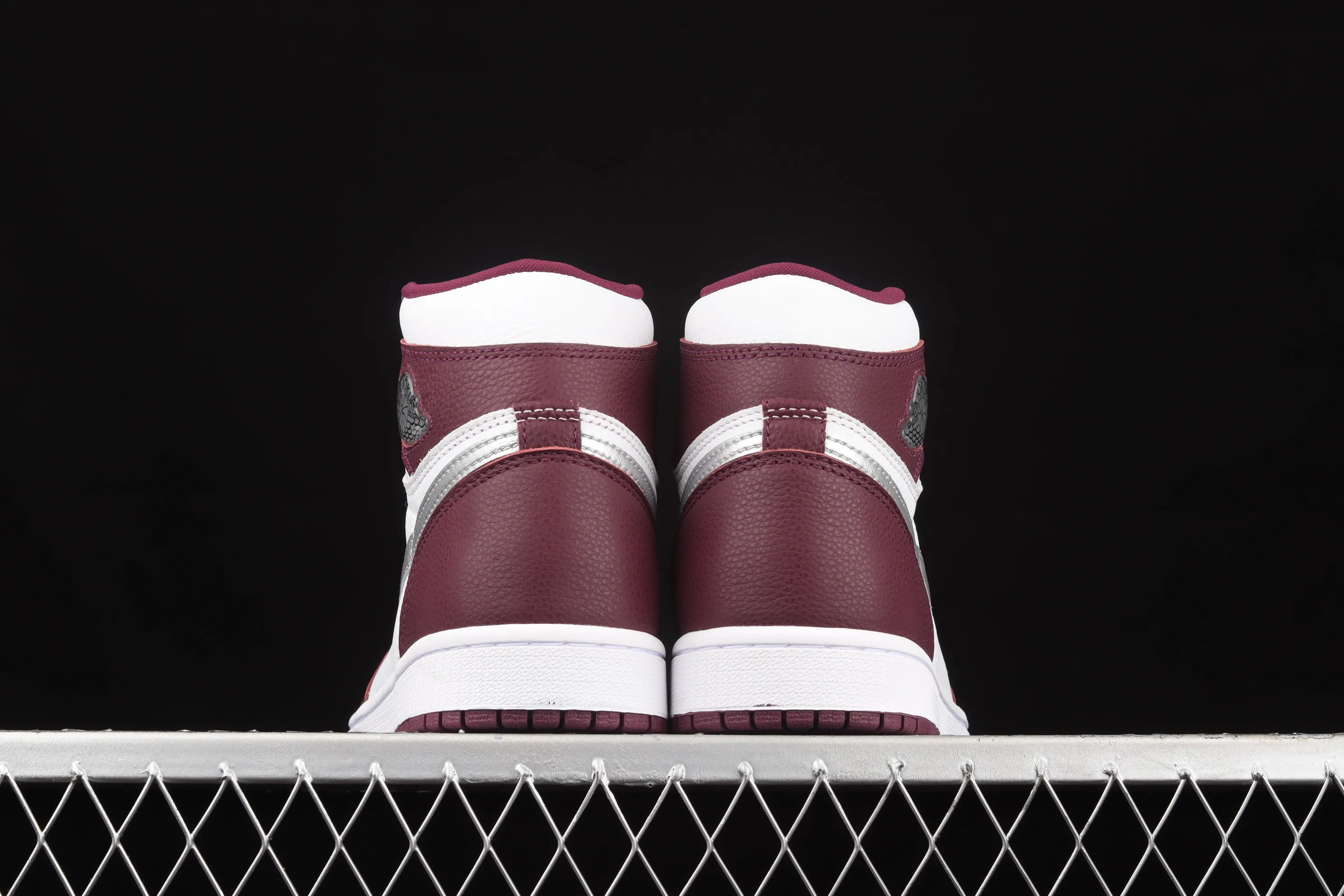 All categories Air Jordan Jordan series basketball shoes Air Jordan 1 High L version Air Jordan 1 Retro High OG "Bordeaux" AJ1 Joe 1 Bordeaux Burgundy high-top basketball shoes 555088-611